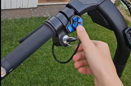 ZT3 Pro Key Ignition am Lenker mit eingestecktem Schlüssel